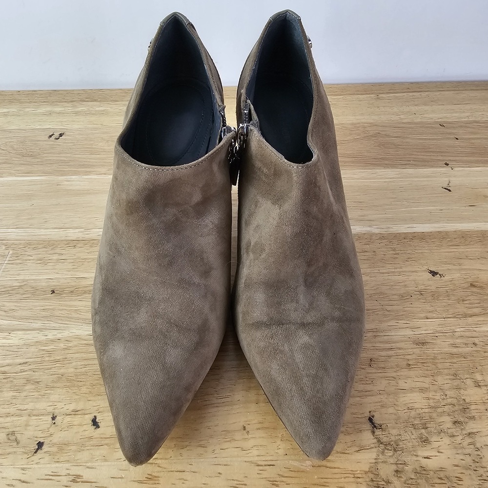Calvin Klein Beige Tan Suede Leather Ankle Zip Boots Booties Size 6M Nevah